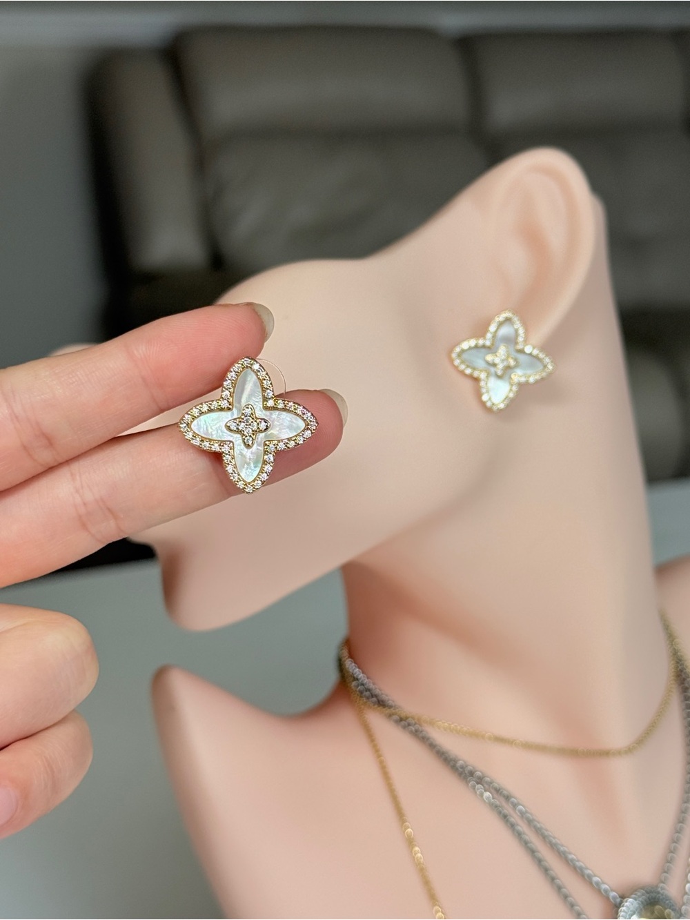 Louisá S925 Inspired White Mother-of-Pearl Flower Stud Earrings
